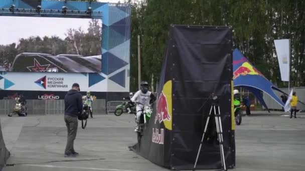 Jekaterinburg, Ryssland-augusti 2019: Motorcyklist freestyle på studsmattor. Börja. Häpnadsväckande utsikt underifrån över flygande motorcyklister som utför stunts på trampoliner. Flygande motorcyklister på — Stockvideo