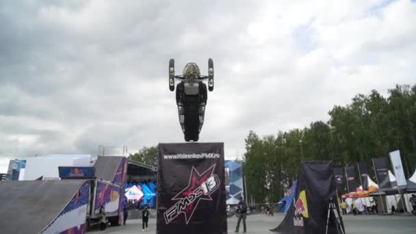 Yekaterinburg,ロシア8月, 2019:フライングスノーモービル.行動だ。トランポリン付きのフリースタイルショーでのデモンストレーションパフォーマンスのためのスノーモービル。スノーモービルが空を背景に飛んでいく様子 — ストック動画