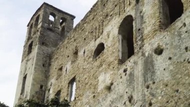 Gökyüzünün arka planındaki antik kale duvarının alt görüntüsü. Başla. Parçalanan ortaçağ taş kalesi Avrupa 'da turistik ilgi merkezi görevi görüyor