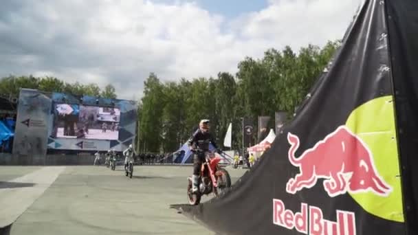 Yekaterinburg, Russia-August, 2019: Motorcyclist freestyle on trampolines. Action. Breathtaking views from bottom on flying motorcyclists performing stunts on trampolines. Flying motorcyclists on — Stock Video