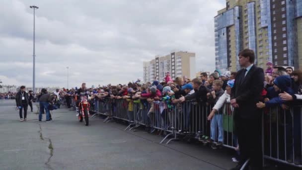 Yekaterinburg, Russia-agosto 2019: motociclista tocca le persone. Azione. Motociclista professionista al festival dà mano alla folla di fan. Motociclista interagisce con folla di spettatori attraverso — Video Stock