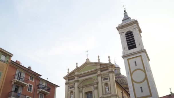 Bela arquitetura antiga com torre da cidade do sul da Europa. Acção. Arquitetura antiga da cidade resort do sul atrai turistas de todo o mundo — Vídeo de Stock