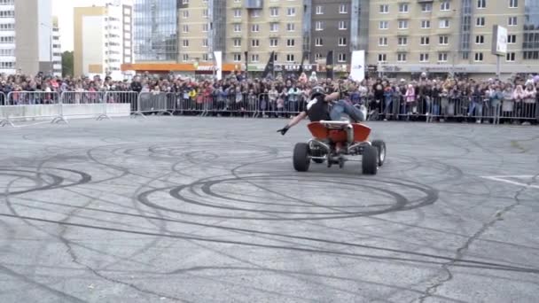 Єкатеринбург, Росія-серпень 2019: Людина на Atv виконує трюки. Почали. Професійний велосипедист на велосипеді Quad демонструє трюки на тлі натовпу людей за парканом. — стокове відео