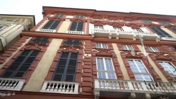 Untere Ansicht der Fassade eines Wohnhauses mit alter europäischer Architektur. Handeln. Schöne Fassade des Hauses mit alter Architektur und hohen Fenstern — Stockvideo