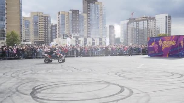 Yekaterinburg, Rusland-augustus 2019: Man on Quad fiets voert trucs uit. Actie. Professionele freestyle motorrijder manoeuvres in het plein voor de menigte van toeschouwers achter hek — Stockvideo