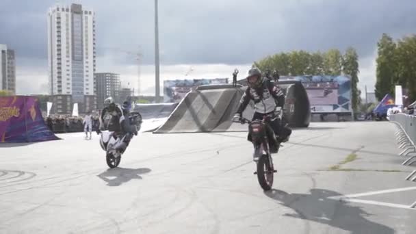 Yekaterinburg, Rusya-Ağustos 2019: Serbest stil gösterisinde iki motosikletli. Başla. Serbest stildeki motosikletçilerin performansı, arka plandaki kalabalığın performansı — Stok video