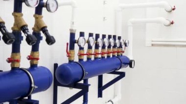 Yeni beyaz kazan dairesindeki manometreyi, boruları ve musluk vanalarını kapatın. Stok görüntüleri. Apartman dairesinde kazan dairesi ve ekipman.