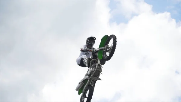 Jekaterynburg, Rosja-sierpień 2019: Motocyklista freestyle na trampolinie. Akcja. Zapierające dech w piersiach widoki od dołu na latających motocyklistów wykonujących akrobacje na trampolinie. Latający motocyklistów na — Zdjęcie stockowe