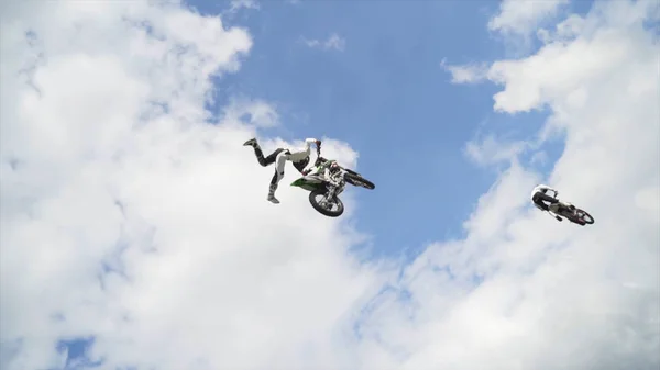 Yekaterinburg, Rússia-agosto de 2019: Motorcyclist freestyle on trampolines. Acção. Vistas deslumbrantes de baixo em motociclistas voadores que realizam acrobacias em trampolins. Motociclistas voadores em — Fotografia de Stock