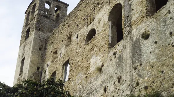 Vista inferior da antiga muralha da fortaleza no fundo do céu. Acção. Fortaleza de pedra medieval em ruínas serve como atração turística na Europa — Fotografia de Stock