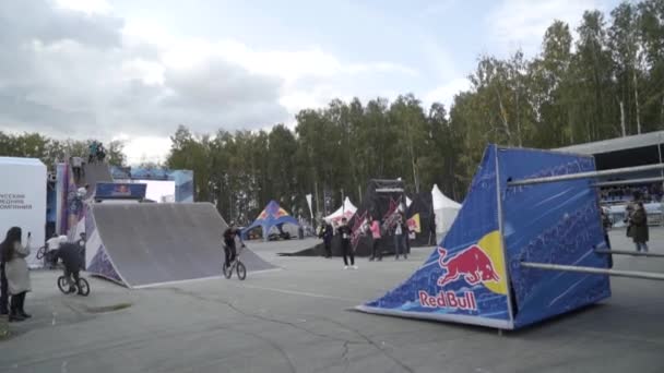 Yekaterinburg,ロシア- 8月, 2019:自転車の男性がランプからジャンプします。行動だ。スロープ上の危険なトリックとフリースタイルショーでの自転車のプロのパフォーマンス — ストック動画