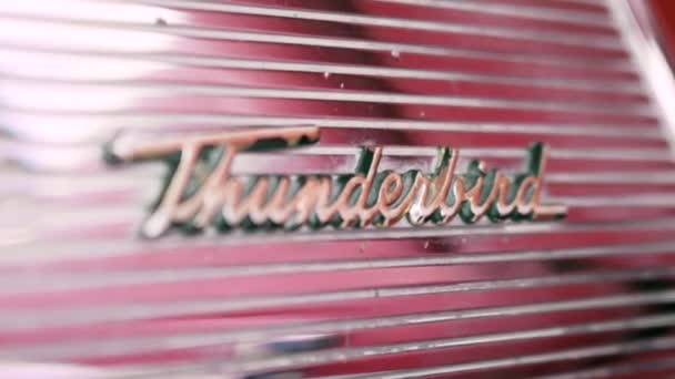 Havanna, Kuba - Mai 2019: Aufschrift der Retro-Automarke. Handeln. Nahaufnahme der schönen Schrift ist Marke der amerikanischen Retro-Auto auf rotem Hintergrund geschrieben. Ford Thunderbird — Stockvideo