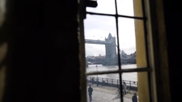 Vista desde la ventana del puente británico. Acción. Apartamento interior hay una hermosa vista desde la ventana del puente de la torre con dos torres antiguas — Vídeos de Stock