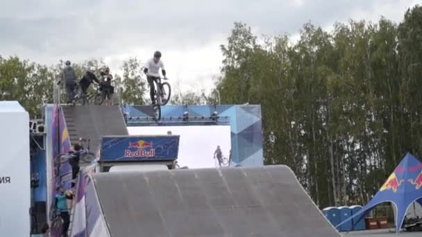 Jekaterynburg, Rosja-sierpień 2019: Mężczyźni na rowerach skaczą z rampy. Akcja. Profesjonalne występy rowerzystów na freestyle show z niebezpiecznymi sztuczkami na rampach — Wideo stockowe