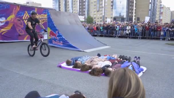 Yekaterinburg, Rússia-agosto de 2019: Truques em bicicletas e voluntários. Acção. Show de estilo livre com ciclistas profissionais realizando truques com fãs — Vídeo de Stock