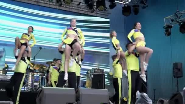 Yekaterinburg, Russia-August, 2019: Performance of young acrobats on stage. Action. Beautiful performance of team of young acrobats with exciting tricks on open stage of city — Stock Video