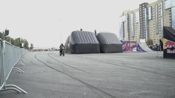 Ekaterinbourg, Russie-Août, 2019 : Course de motocyclistes au salon du freestyle. L'action. Motocyclistes mis en scène mini course sur fond de rampes au festival en ville — Video