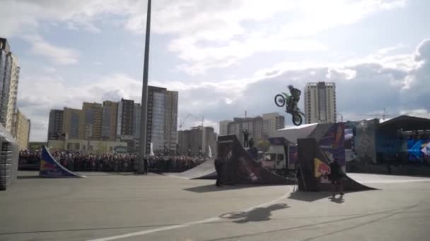 Yekaterinburg, Rusya-Ağustos 2019: Motorcular sıçrama tahtalarından uçar. Başla. Motosikletlilerin serbest stil gösterilerindeki heyecanlı performansı, rampalarda tehlikeli gösteriler. — Stok video