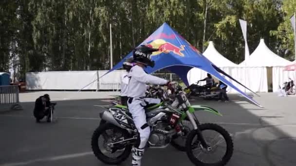 Yekaterinburg, Rusland-augustus 2019: Motorrijders aan de start voor de race. Actie. Motorrijders bereiden zich voor op het uitvoeren van trucs op hellingen op freestyle show. Achter de schermen freestyle show — Stockvideo