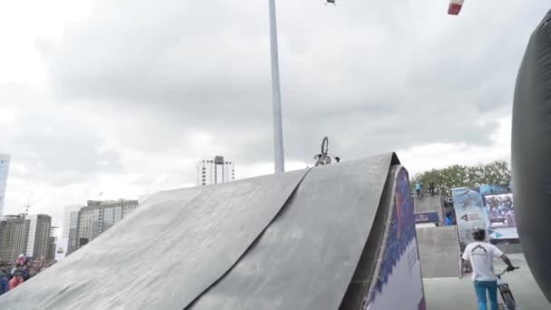 Yekaterinburg, Rusland-augustus 2019: Rider voert stunts uit op freestyle show. Actie. Professionele jonge wielrenner voert trucs uit vanaf de oprit op het festival. Jongeman op de fiets vliegt met oprit op — Stockvideo