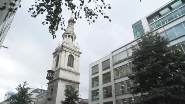 Londres, Gran Bretaña-septiembre de 2019: Vista de la antigua torre del reloj en el centro de la ciudad moderna con gente que camina. Acción. Calle europea con gente y variedad de arquitectura desde la torre medieval hasta la moderna — Vídeos de Stock