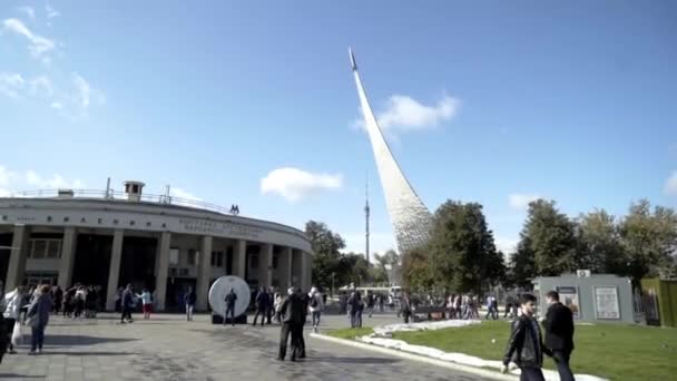 Moscú, Rusia - Mayo de 2019: Gente en el parque con monumento a cohetes. Acción. Mucha gente y turistas visitan Parques hito con cohete monumento y cosmonáutica Museo — Vídeo de stock
