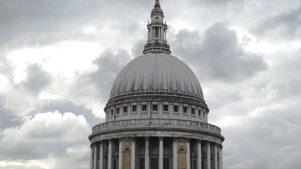 Edificio architettonico europeo di Cattedrale con cupola su sfondo di cielo nuvoloso. Azione. Grande cupola della Cattedrale bianca con architettura europea — Foto Stock