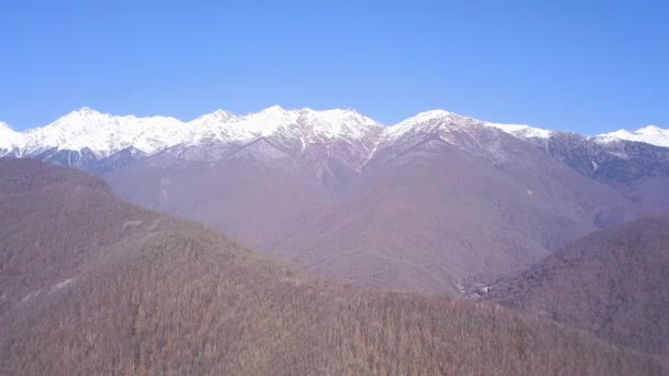 Nieve cubierto de hermosos picos de montaña. Clip. Vista superior de los picos de montaña en invierno — Vídeos de Stock