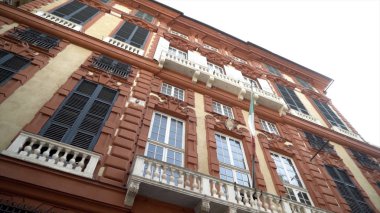 Eski Avrupa mimarisi ile konut binasının alt cephesi. Başla. Eski mimarisi ve yüksek pencereleri olan güzel bir ev.