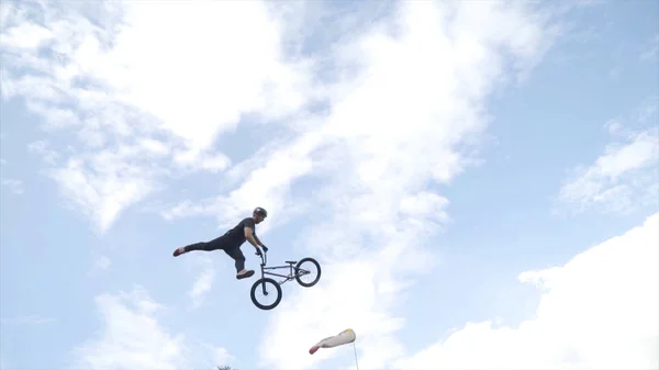 Yekaterinburg, Russia-August, 2019: Men on bicycles jump off ramp. Action. Professional performance of cyclists at freestyle show with dangerous tricks on ramps — Stock Photo, Image