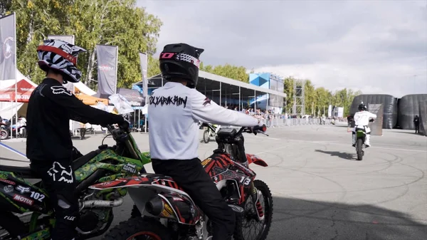 Yekaterinburg, Rusland-augustus 2019: Motorrijders aan de start voor de race. Actie. Motorrijders bereiden zich voor op het uitvoeren van trucs op hellingen op freestyle show. Achter de schermen freestyle show — Stockfoto