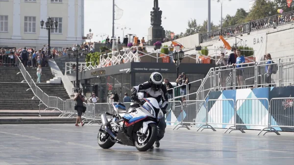 Yekaterinburg, Russia-Agosto, 2019: Motociclista professionista esegue trucchi su moto. Azione. Rider mostra belle acrobazie emozionanti allo spettacolo freestyle — Foto Stock