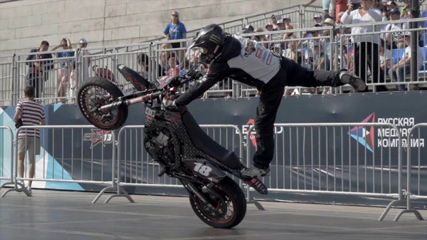 Yekaterinburg, Rusland-augustus 2019: Professionele motorrijder doet trucs op de motorfiets. Actie. Rider toont prachtige spannende stunts op freestyle show — Stockfoto