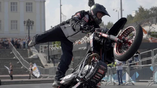 Yekaterinburg, Rusland-augustus 2019: Professionele motorrijder doet trucs op de motorfiets. Actie. Rider toont prachtige spannende stunts op freestyle show — Stockfoto