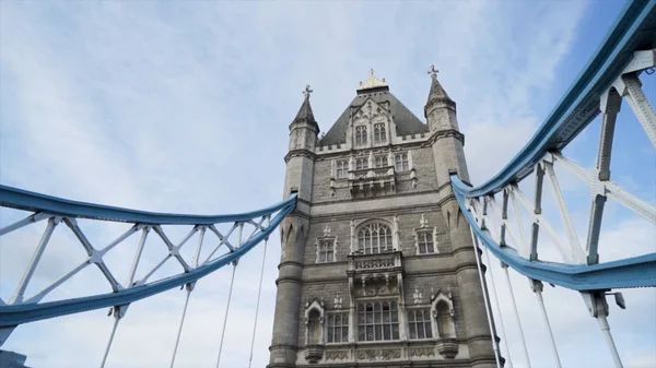 Londra, İngiltere-Eylül 2019: Mavi gökyüzünün arka planındaki kule köprüsünün alt manzarası. Başla. Avrupa 'daki mimari eski köprü kulesi — Stok fotoğraf