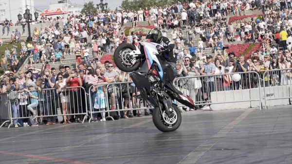 Yekaterinburg, Russia-Agosto, 2019: Motociclista professionista esegue trucchi su moto. Azione. Rider mostra belle acrobazie emozionanti allo spettacolo freestyle — Foto Stock