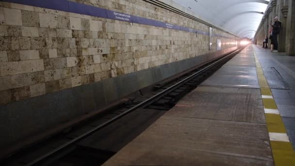 Anländer tåget i tunnelbanan. Begreppet. Modernt höghastighetståg. Tunnelbana — Stockvideo