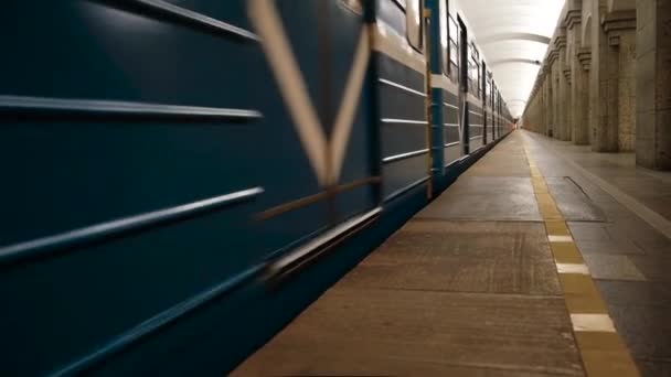 駅の地下鉄で列車。コンセプト。高速現代旅客通勤電車 — ストック動画