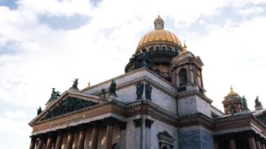 Kubbesi ve sütunları Avrupa tarzında güzel bir mimari tapınak. Kavram. Eski Avrupa tarzında güzel mimarisi olan katedral, sütunları, kubbesi ve heykelleri var.