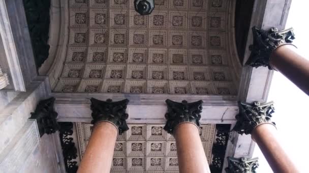 천장에는 타일들이 둘려 있었습니다. 개념. 기둥 과 무늬가 있는 아름다운 고대의 천장 이 있는 대성당의 아래쪽 모습 — 비디오