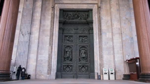 Fachada de gran puerta a Catedral. Concepto. Hermosas puertas altas en la entrada del templo arquitectónico histórico. Majestuosa puerta negra con patrones en la entrada del edificio histórico europeo de — Vídeo de stock