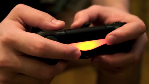 Mãos masculinas segurando joystick, jogando videogames no console, se divertindo. Conceito. Close up of man hands pressionando botões em um gamepad, vício em jogos e conceito de lazer em casa . — Vídeo de Stock