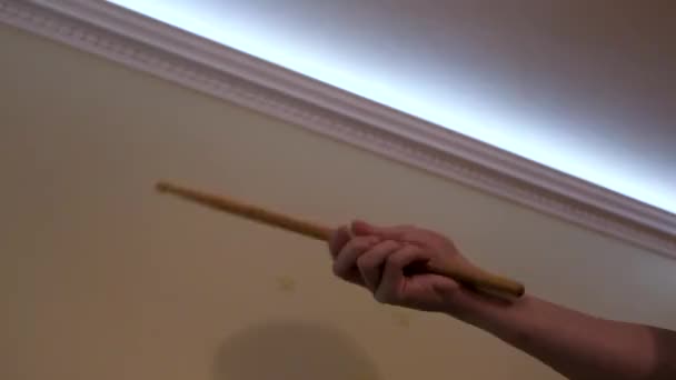 Close-up van mannelijke handen houden van een drum stick en spinnen tussen zijn vingers. Concept. Man verdraaid een drumstick, toont meesterlijke bezit van drumsticks. — Stockvideo