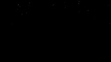 Siyah arkaplanda yüzen soyut kül parçacıkları. Animasyon. Beyaz toz parçacıkları ya da kar taneleri yavaşça hareket ediyor ve düşüyor.