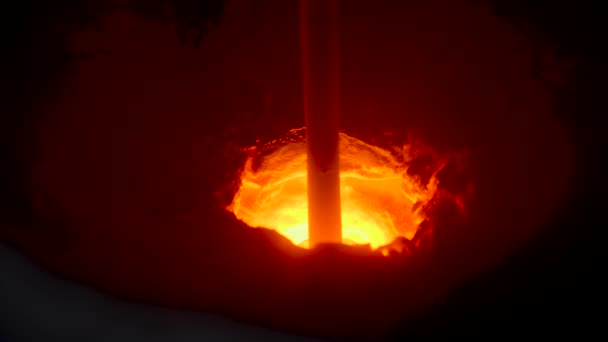 Primer plano de un agujero en el horno de fusión con una varilla giratoria, concepto de la industria metalúrgica. Imágenes de archivo. Proceso de fusión de metales en la planta . — Vídeos de Stock