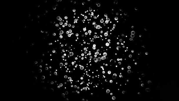 Abstracte monochrome wolk zwaaiend op zwarte achtergrond omgeven door kleinere deeltjes, naadloze lus. Animatie. Zilveren bolletjes en ruimtestof in beweging. — Stockvideo