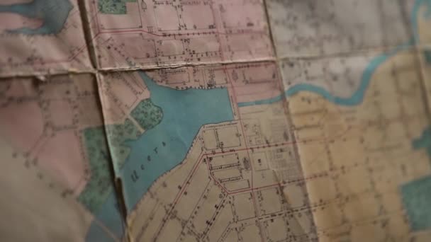 Primer plano de los detalles del esquema del mapa. Imágenes de archivo. Detalles de la zona marcada en el mapa de contorno. Mapa de contorno antiguo con marcadores y detalles del terreno — Vídeo de stock