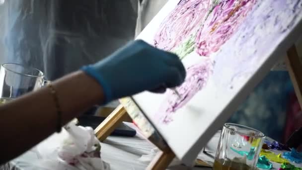 Крупным планом профессиональный художник рисует масляные краски мастихином на холсте. Запись. Красивые мазки маслом с мастихином создают удивительную картину — стоковое видео