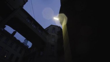 İçinde fener olan güzel bir konut bahçesi. Yolculuk. Yerleşim yerinin dış görünüşünün altında gökyüzünün arka planında parlayan bir fener var.