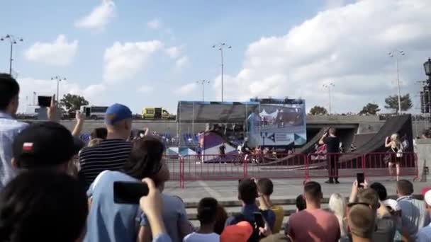 Ekaterinbourg, Russie-Août, 2019 : Spectacle de freestyle avec foule. L'action. Spectateurs figés à la performance épique des motocyclistes volant de rampes à spectacle de style libre — Video